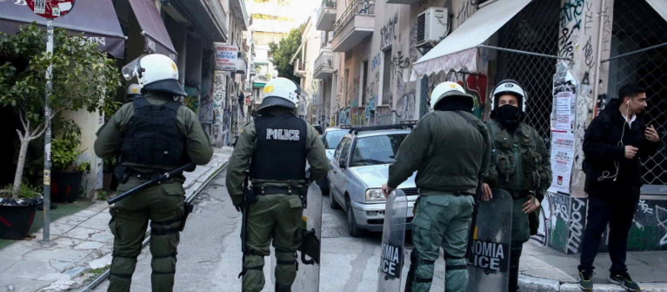 Εκκένωση κατάληψης «Βανκούβερ»: «Πεδίο μάχης» τα Εξάρχεια - Τραυματίστηκε αστυνομικός (βίντεο-φωτο)